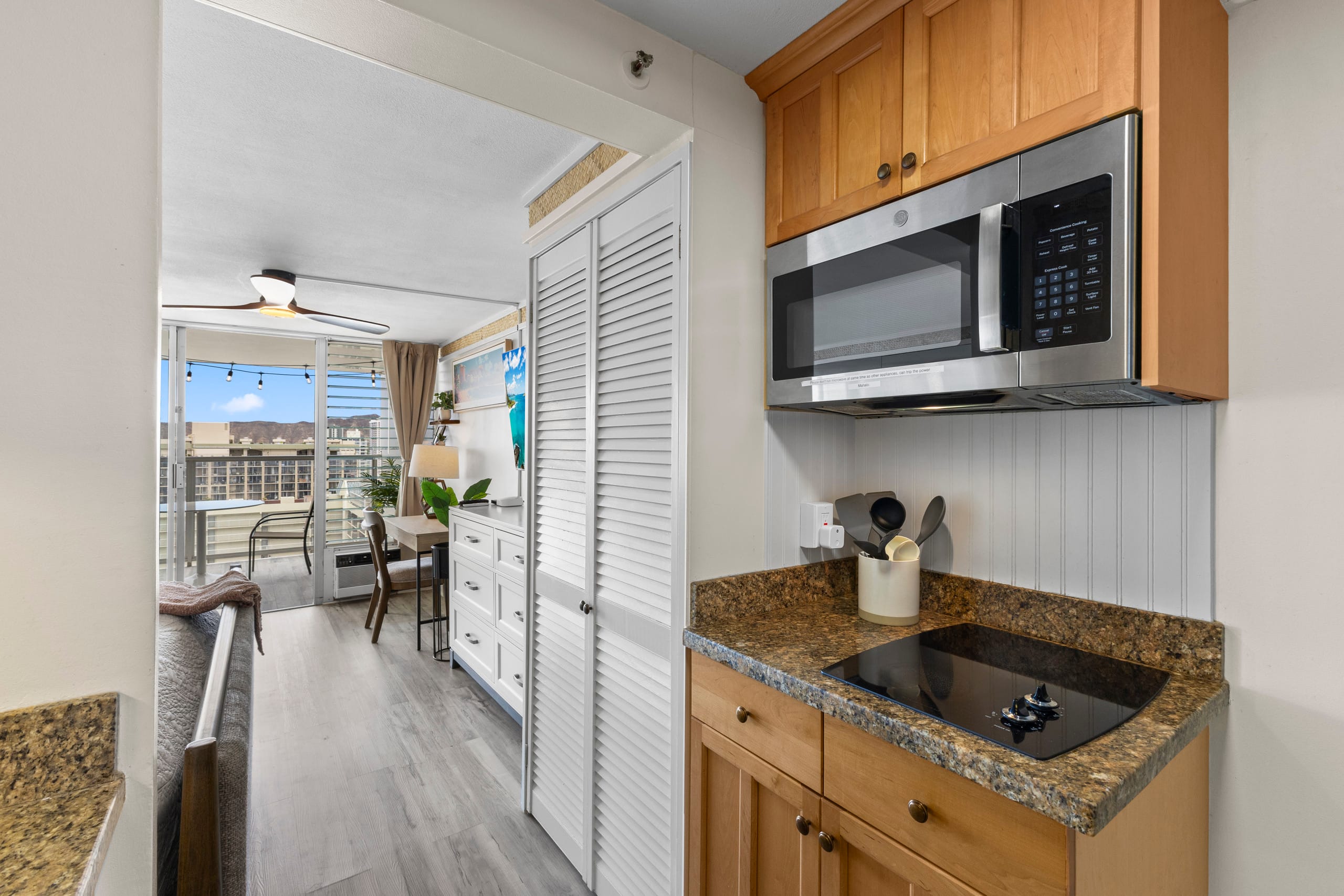 30FL Hale Nalu Waikīkī | Oceanview King Bed Studio - Image 6
