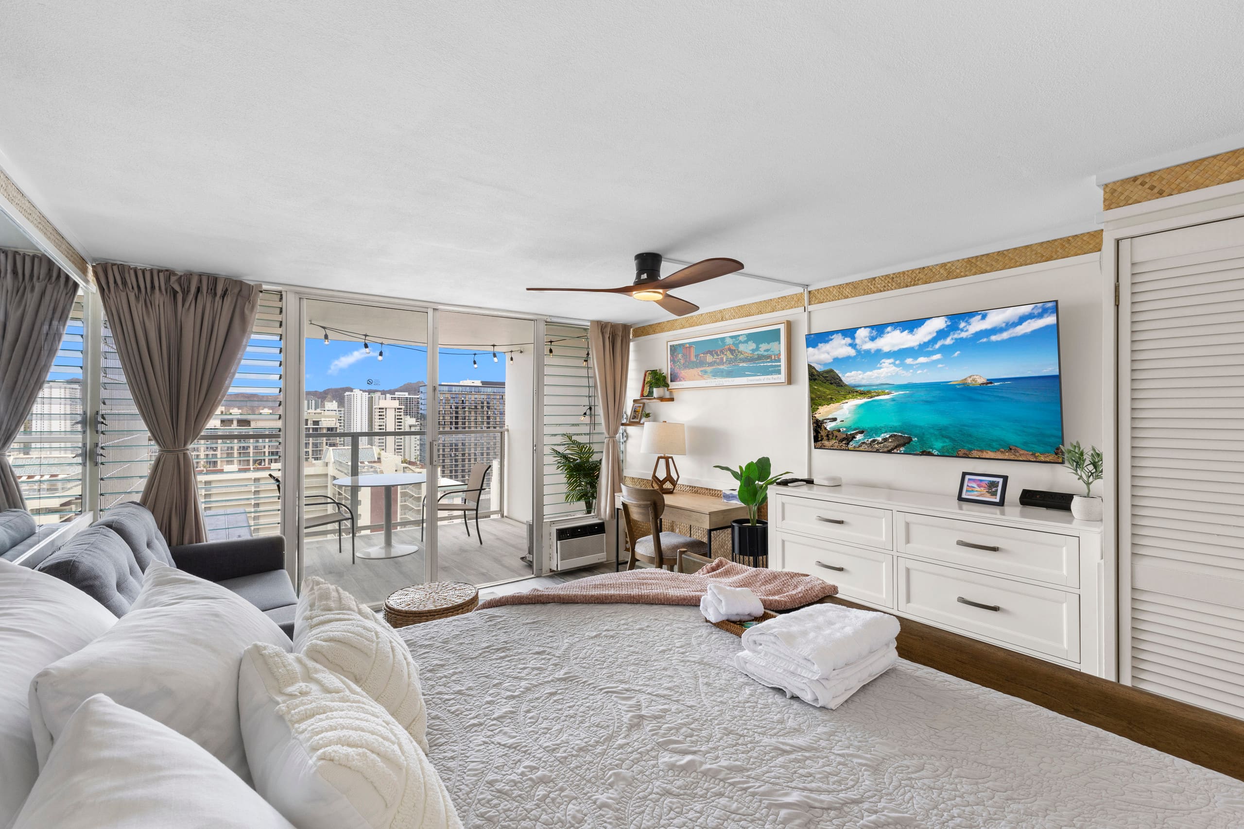 30FL Hale Nalu Waikīkī | Oceanview King Bed Studio - Image 4