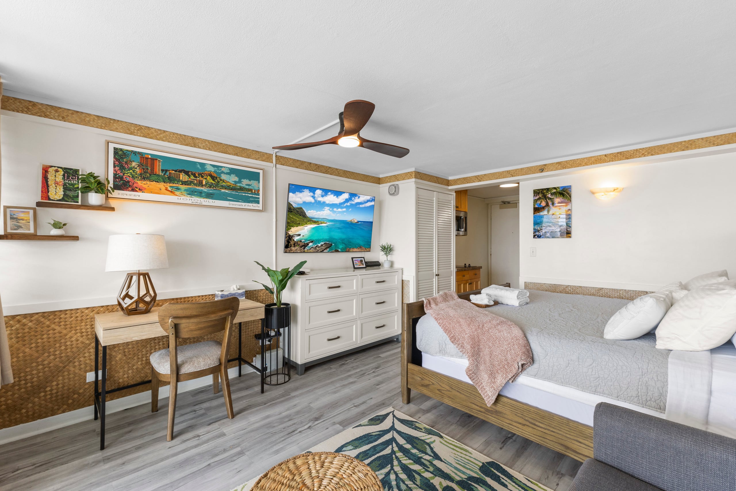 30FL Hale Nalu Waikīkī | Oceanview King Bed Studio - Image 2