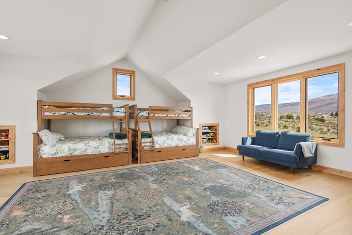 Ორი ორადგილიანი ორადგილიანი საწოლი, რომელიც სავსეა ორსართულიანი საწოლებით.