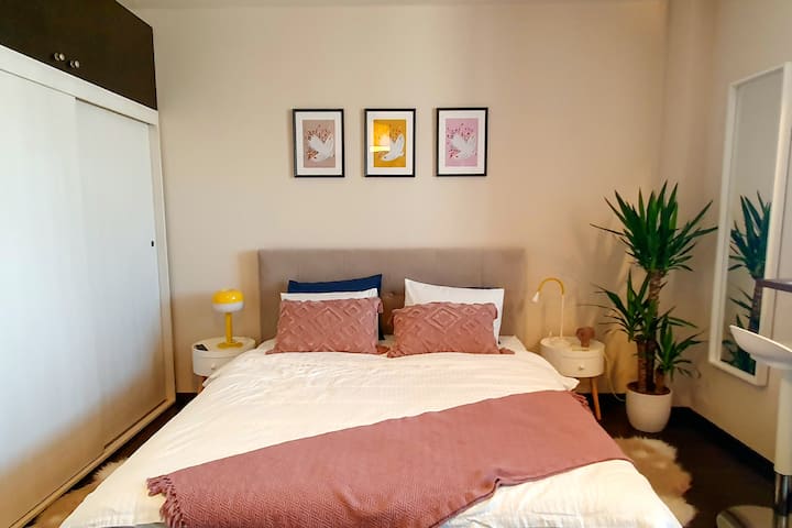 A really good quality mattress was chosen for this apartment. Memory foam, not too soft, not too hard. Queen size