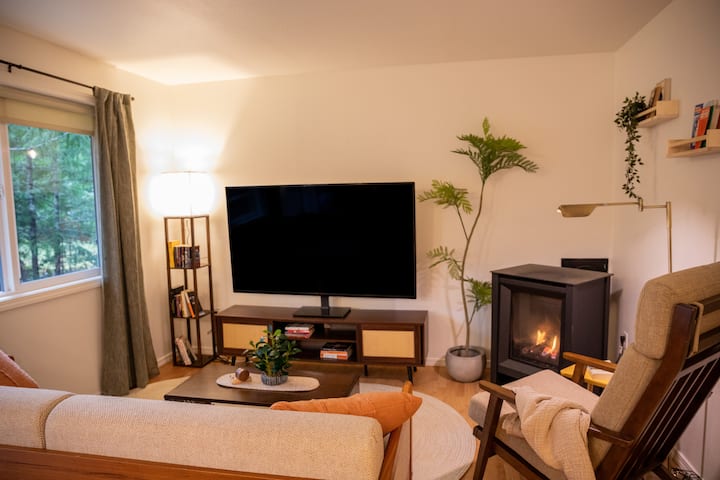 Opustite se i ostanite neko vrijeme. Uživajte u dnevnom boravku uz omiljeno piće i dobar film na pametnom televizoru.