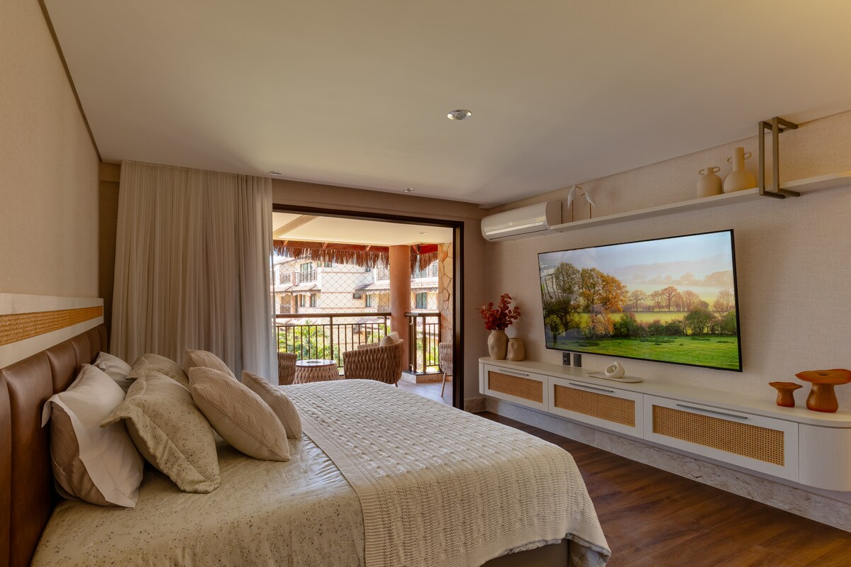 Მთავარი ფლიგელი დიდი ზომის საწოლით, დიდი აივნით, კარადათი და სააბაზანოთი საშხაპითა და ორმაგი ნიჟარით.