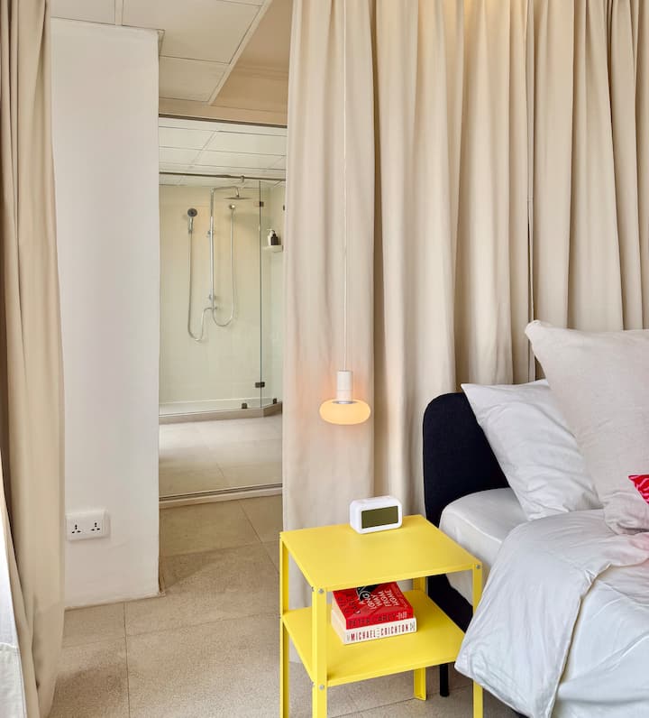 מקום הנופש שלכם בבנגקוק מחכה לכם בחדר השינה הזה עם מיטת קינג סייז וגישה למרפסת המשקיפה על העיר. היא כוללת גם שולחן עבודה ייעודי, כורסה נוחה לישיבה וארון כניסה לחפצים שלכם.