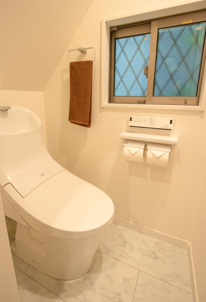 一階にあるウォシュレット付きの清潔なトイレです。落ち着いた色合いのアートと照明で、リラックスできる空間に仕上げています。

お子様やご年配の方でも安心してご利用いただけます。