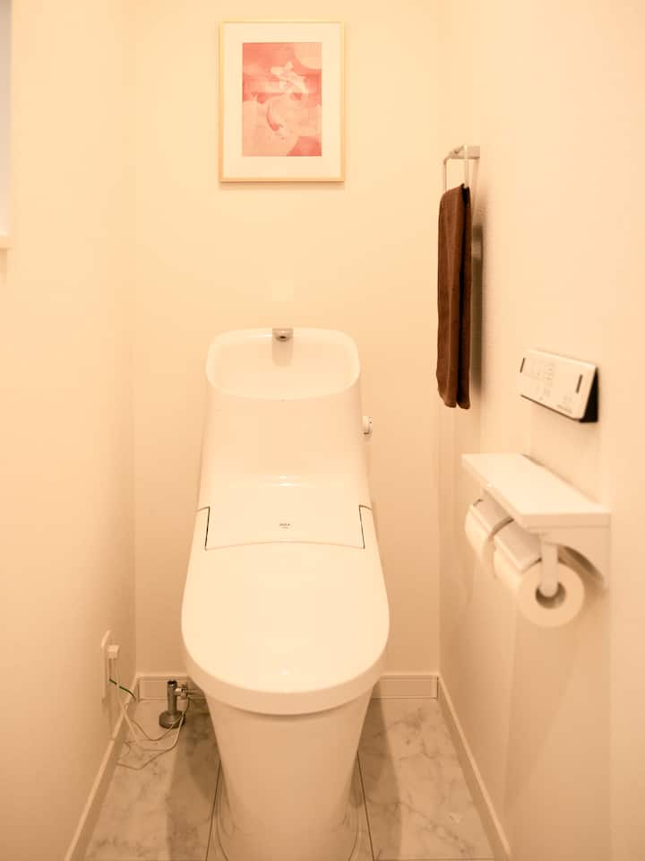2階にあるウォシュレット付きの清潔なトイレです。落ち着いた色合いのアートと照明で、リラックスできる空間に仕上げています。

お子様やご年配の方でも安心してご利用いただけます。