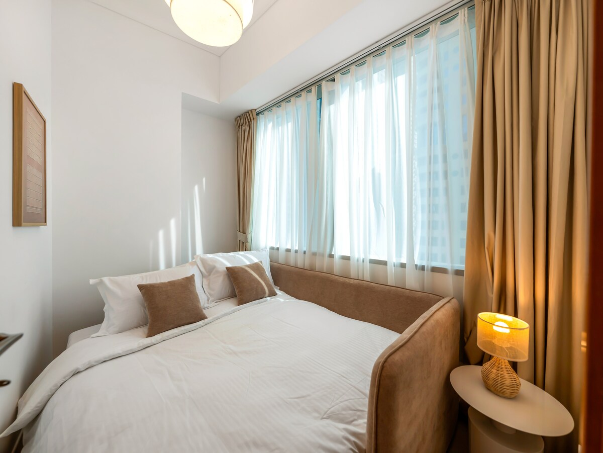 הספה של חדר המשרתות מתקפלת ללא מאמץ למיטה מתפקדת במלואה, ומציעה סידורי שינה גמישים.