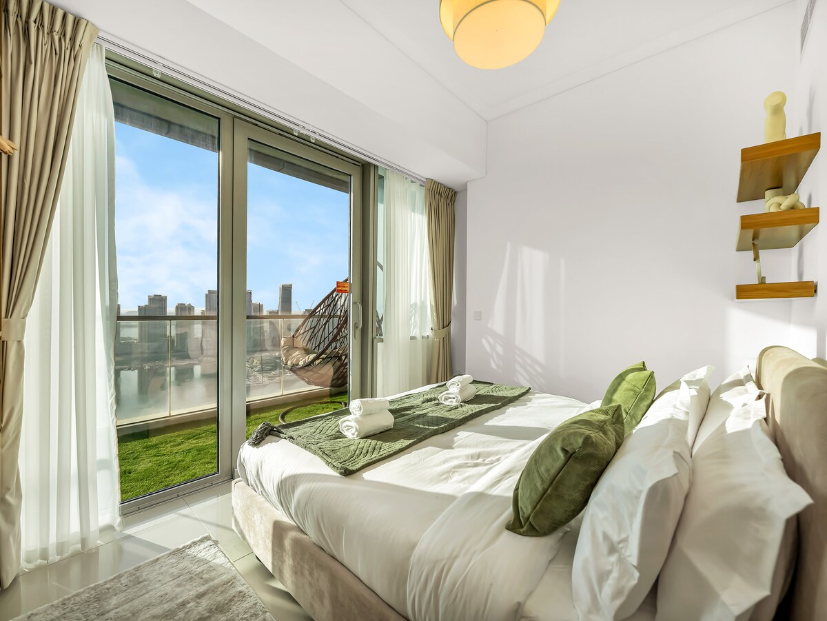 חדר השינה הראשי מציע נוף ישיר לחוף הים ולפאלם ג'ומיירה, מושלם לטבילה בנופים מדהימים.