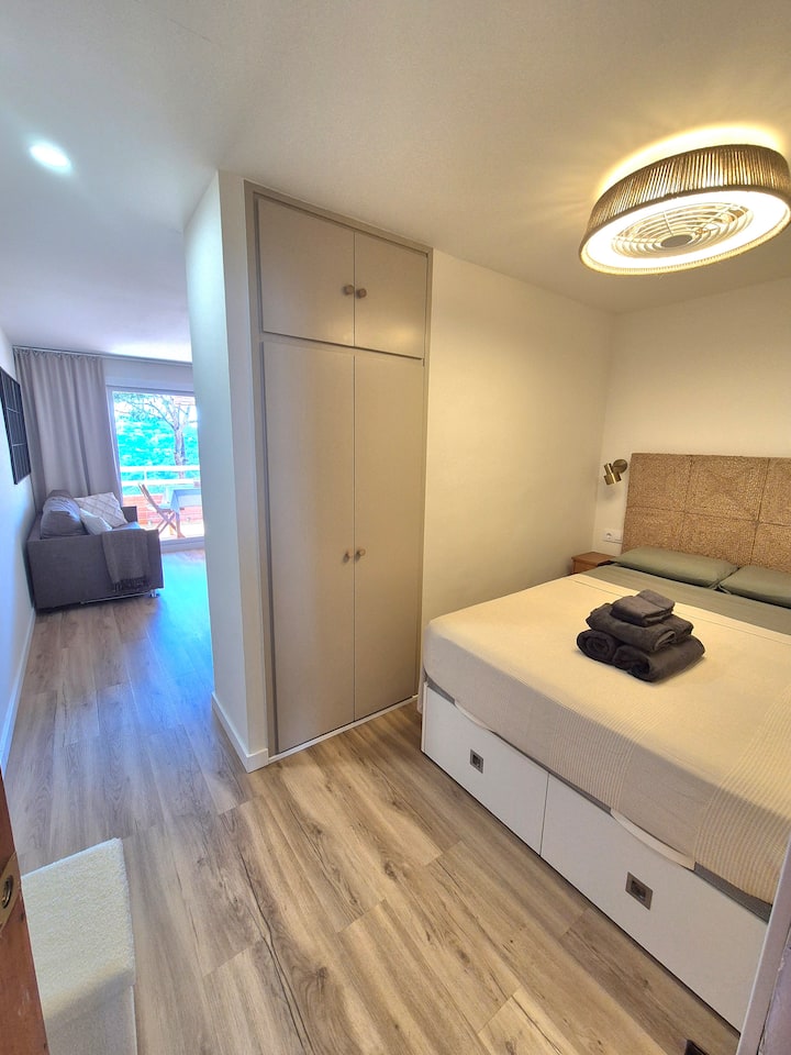 Spavaća soba otvorenog tipa s novim, udobnim krevetom dimenzija 135 x 200 cm. 