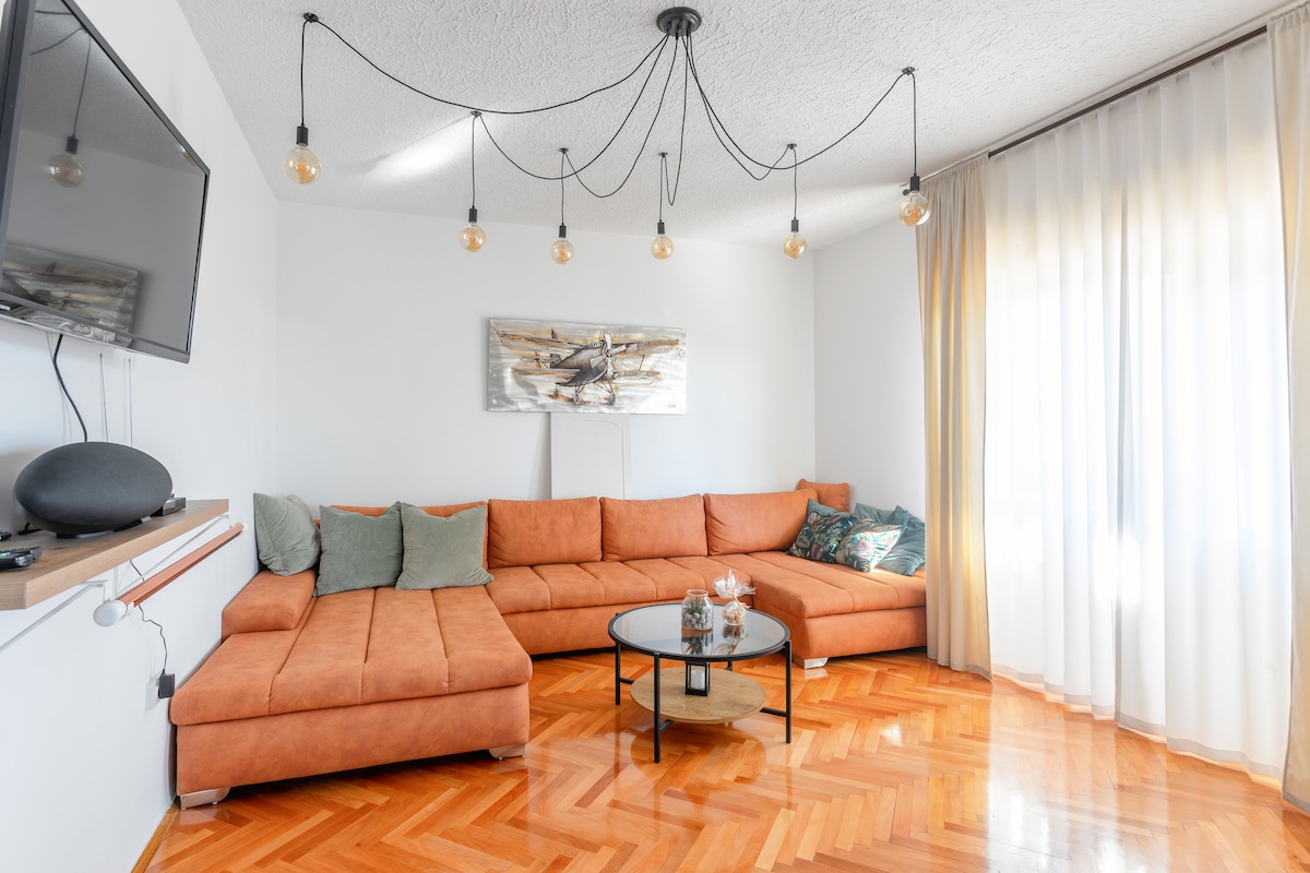 Ovaj veliki kauč može primiti dva gosta kad se pretvori u krevet.