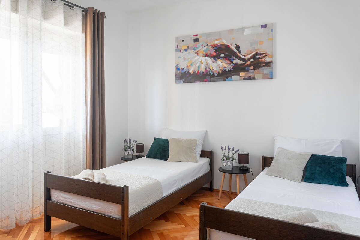 Ti kreveti mogu biti odvojeni ili spojeni. Ako želite, molimo vas da nas na vrijeme obavijestite kako bismo mogli pripremiti krevete prije vašeg dolaska. 