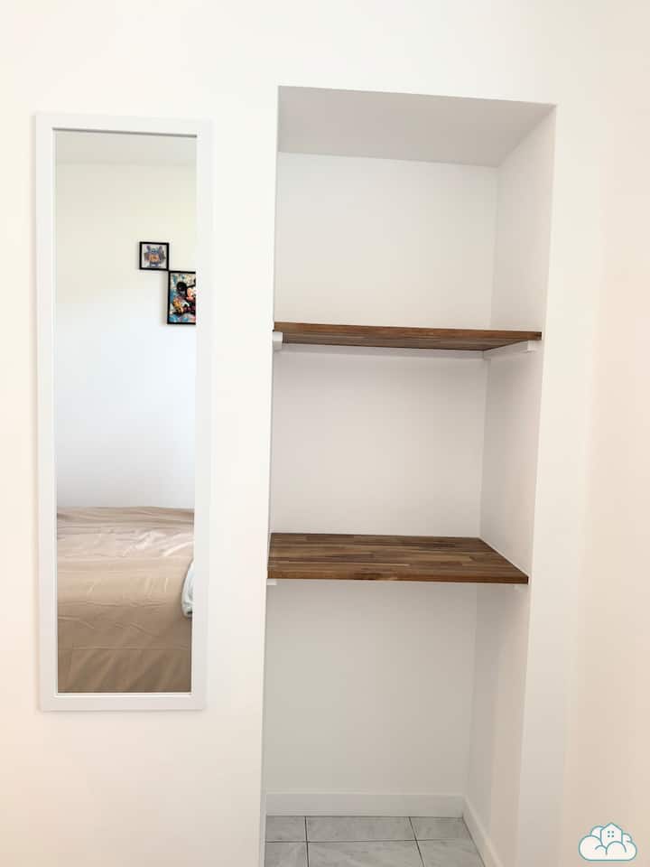 Გამოყავით საძინებელი 140 სმ-იანი საწოლით, თეთრეულით და სათავსოებით, რომ მარტივად მოაწესრიგოთ თქვენი ნივთები.