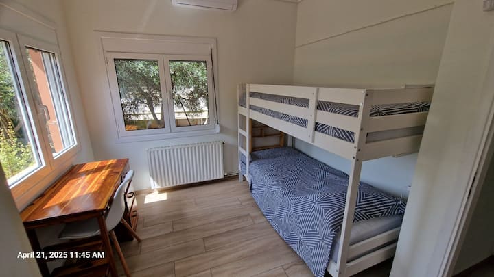 Poschodové postele so svetlami na čítanie, poličkou na knihy/telefón a písacím stolom.