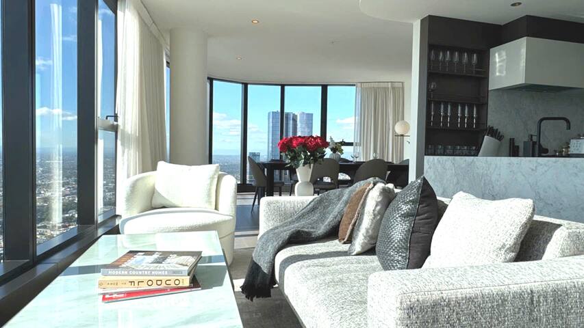 Top CBD Skyline Luxury 3 Beds 2 Baths Free Parking gallery image 2