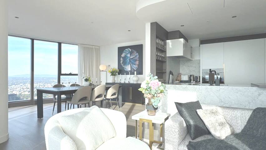 Top CBD Skyline Luxury 3 Beds 2 Baths Free Parking gallery image 3