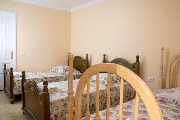 Ova prostrana spavaća soba savršena je za obitelji ili grupe i ima tri udobna jednostruka kreveta, dovoljno prostora za opuštanje i svijetlu, ugodnu atmosferu.