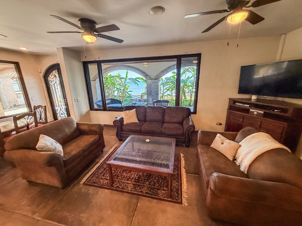 Anuncio de Airbnb popular: Casa Recuerdos — Beachside Oasis en Heroica Guaymas