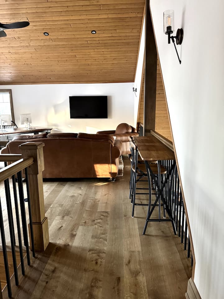 Поткровјето - со двоен кревет, дневен простор со паметен телевизор од 65 инчи и големо биро со два монитора (совршено за работа на далечина!)