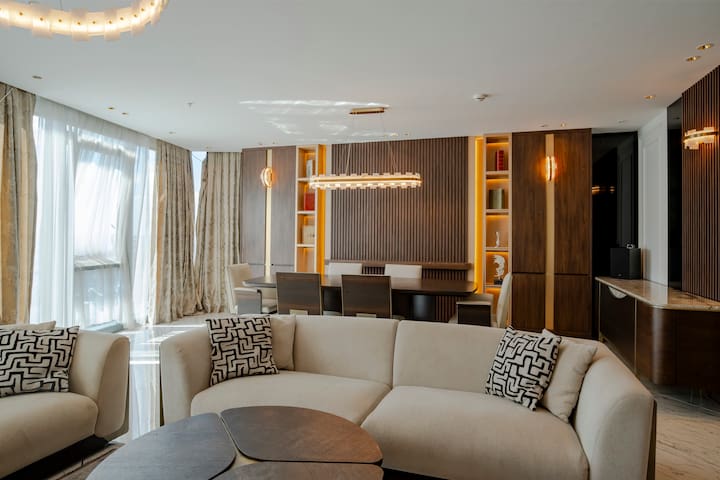 The Crown Jewel Suite : 3BR + 2Bath Highrise views gallery image 4