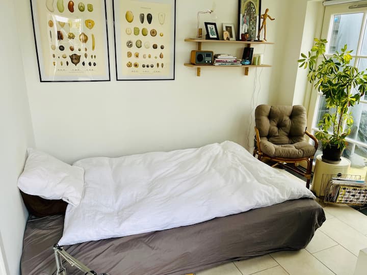 Ova se soba nalazi u gostinjskoj kući.