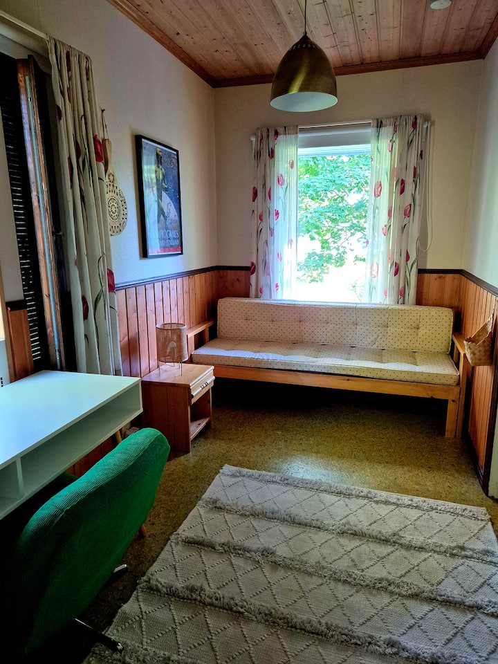 Გასაშლელი დივანი შეიძლება გაშლილი იყოს 140 სმ-იან საწოლში. Ოთახში არის სამუშაო მაგიდა და სავარძელი. Ოთახიდან იშლება ტბის ხედი და გორგოლაჭებიანი ჟალუზები, ასევე, სავენტილაციო ფანჯარა დამატებითი კომფორტის შესაქმნელად.