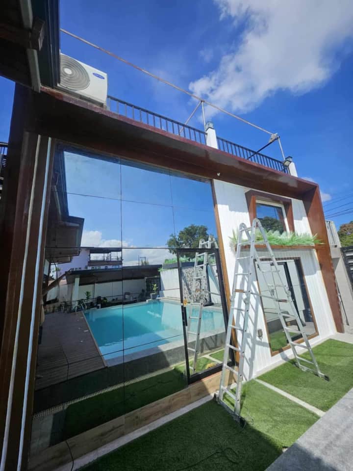 ¡Bienvenido a The Box House, una pequeña casa con estilo y diseño inteligente! Cuenta con una habitación acogedora, una sala de estar compacta y un divertido loft perfecto para niños o invitados adicionales. Ideal para parejas, familias pequeñas o grupos de amigos.