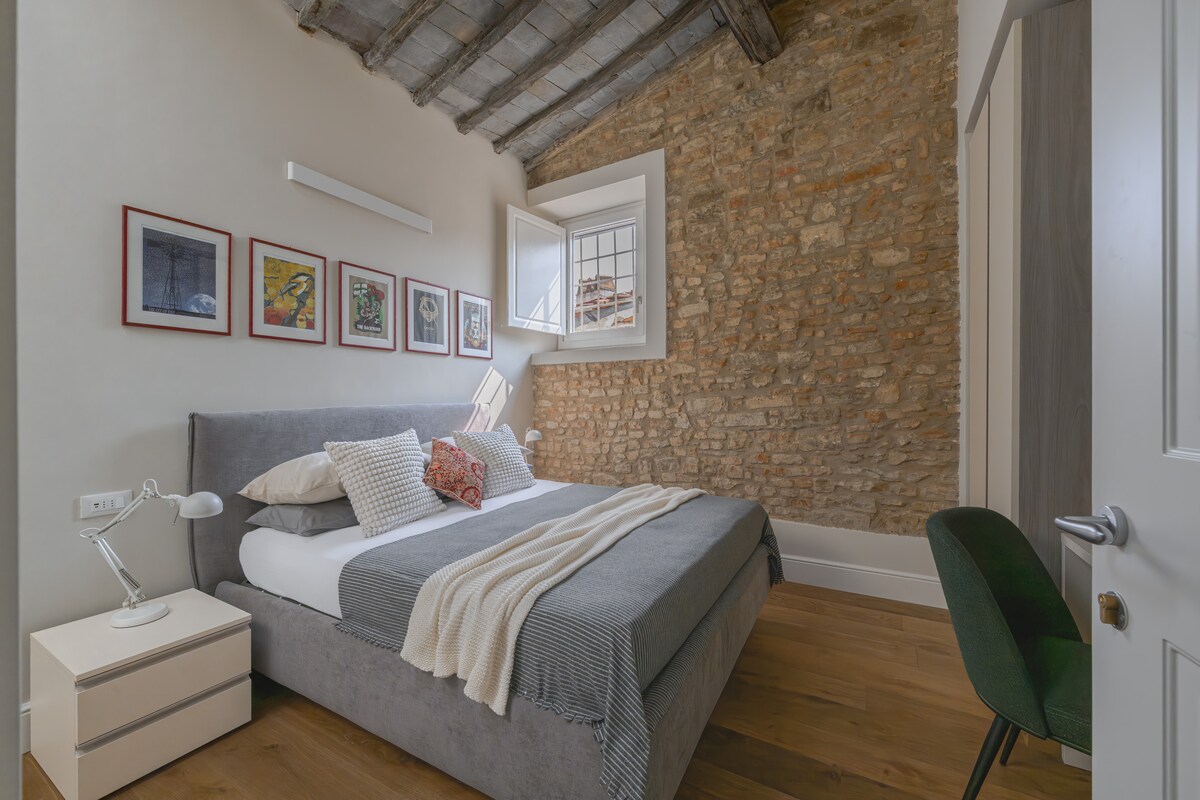 חדר שינה זוגי עם קיר חשוף מקורי 