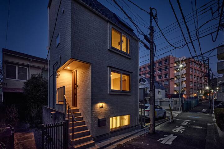 新宿まで1駅｜渋谷まで3駅｜3フロアの一軒家貸切｜コンビニ｜LUXU Urban Shinjuku gallery image 5