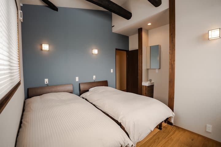 Habitación en suite 2 (lavabo privado e inodoro)