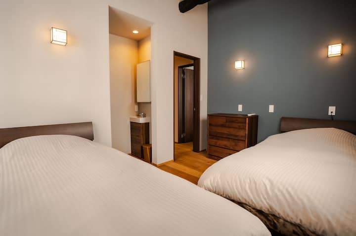 Habitación en suite 3 (lavabo privado e inodoro)