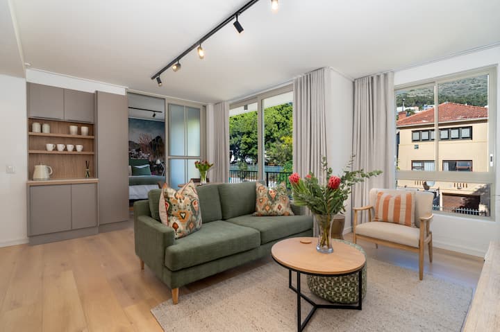 Modern Corner Apartment With A View Of Signal Hill - Camps Bay