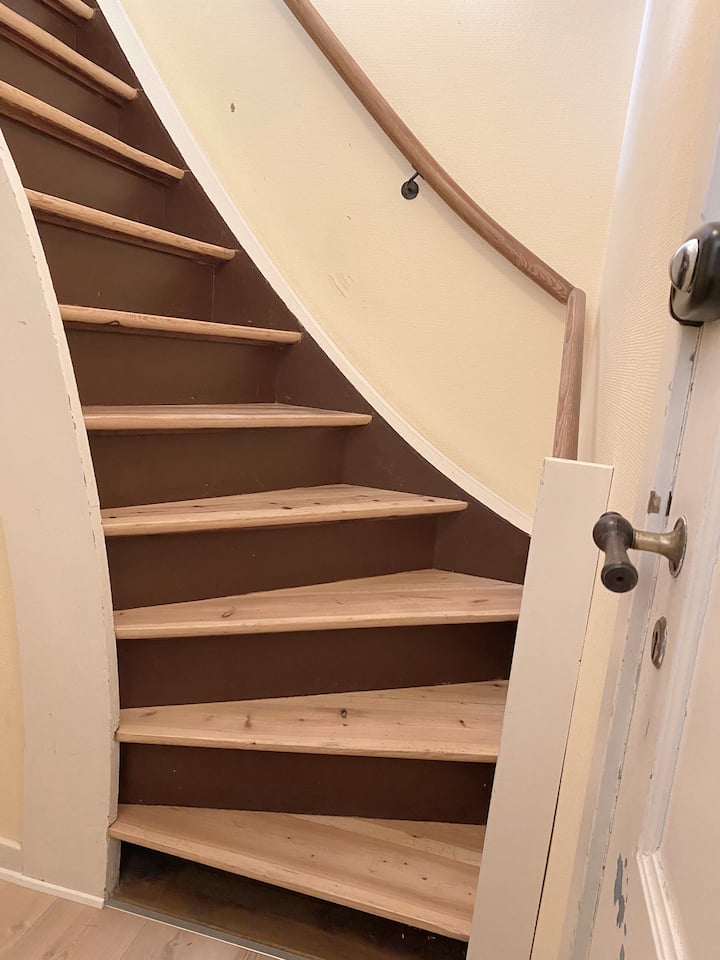 Schody nie sú určené na problémy s chôdzou, ale na oboch stranách sú úchytky, takže to trochu pomáha.