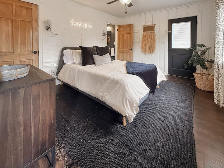 Уживајте во луксузниот брачен кревет (широк 150-179 см) со душек од мемори пена