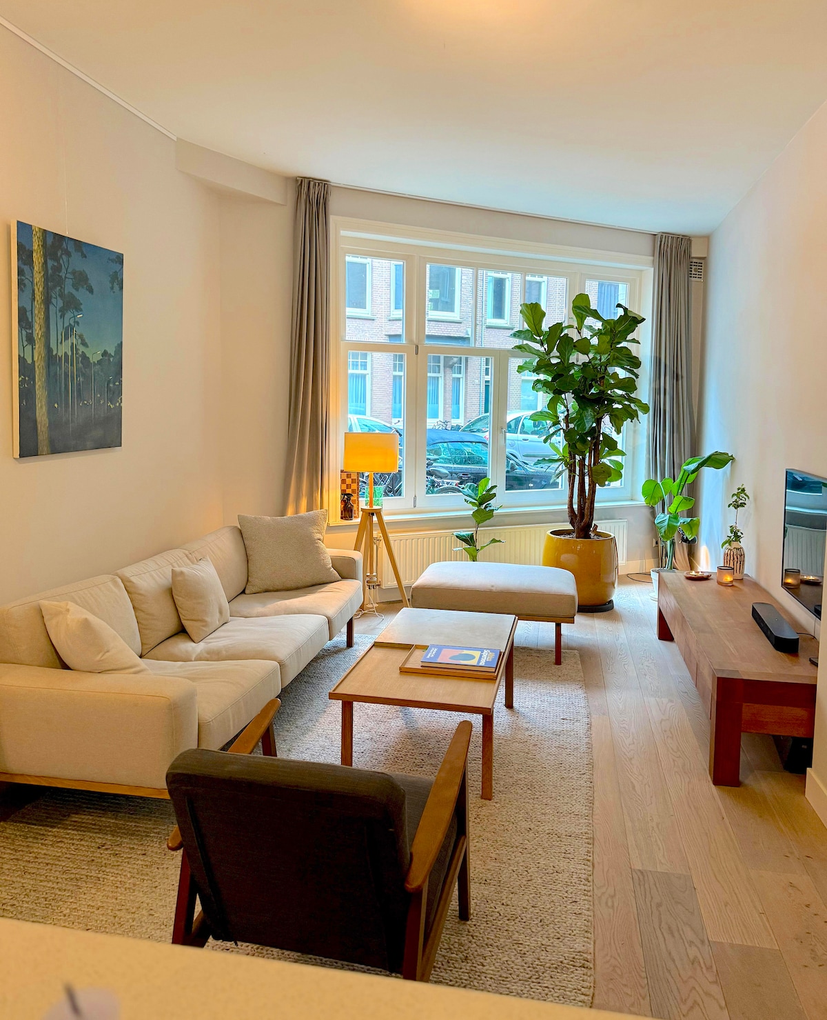 Successful Airbnb property: Stylish Family Home w/ Large Garden by Vondelpark in Overtoomse Sluis