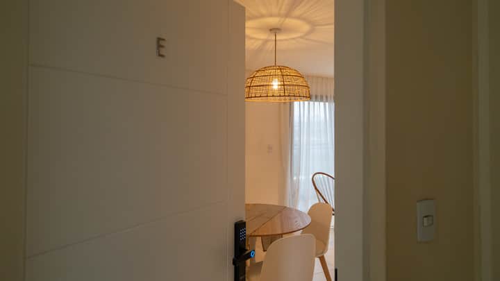 Mlango wa kuingia kwenye fleti, wenye kufuli la kielektroniki.