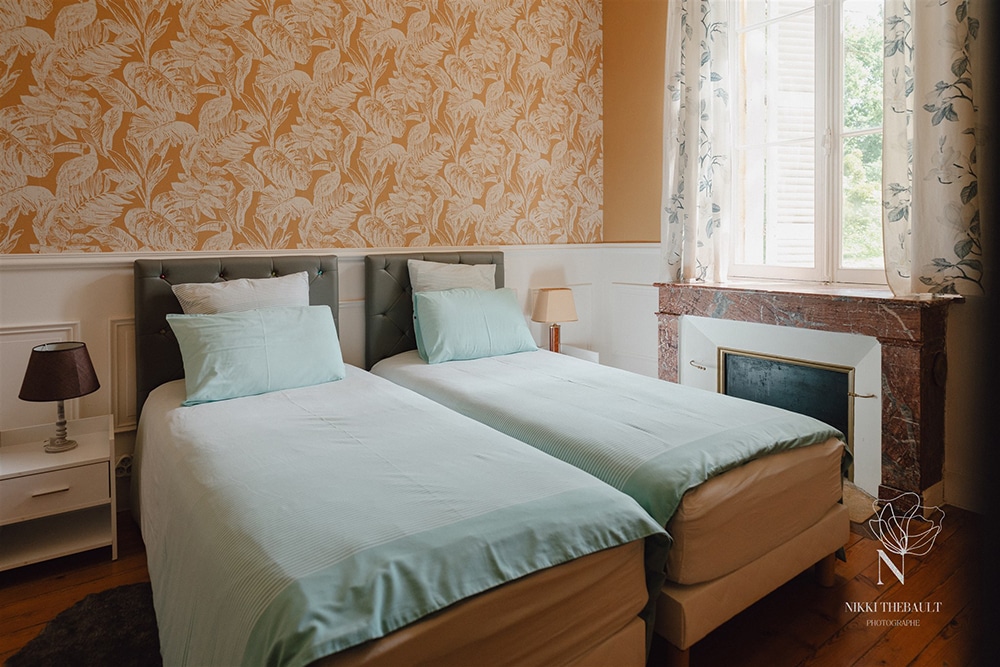 เตียงเดี่ยว 2 เตียงในห้องสวีทพร้อมห้องน้ำรวม 
ที่พักแห่งนี้มอบประสบการณ์ดื่มด่ำใจกลางชาโตว์เอริโกเย ตั้งอยู่ห่างจากบอร์โด 20 นาที 