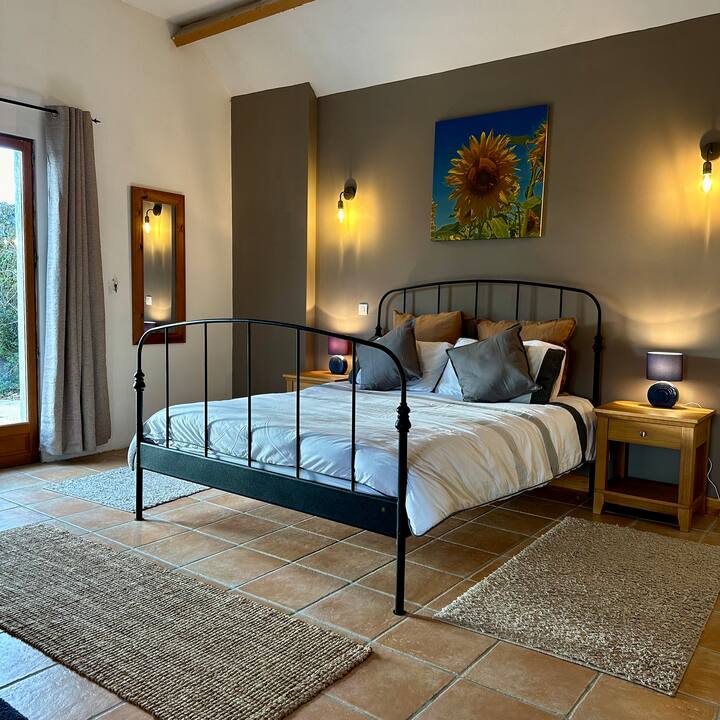 سرير بحجم كبير في غرفة نوم واسعة في الطابق الأرضي