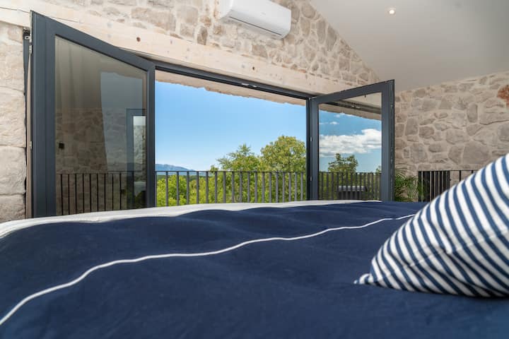 Willkommen in Ihrem persönlichen Rückzugsort – einem exquisiten Schlafzimmer, das Luxus und Komfort in perfekter Harmonie vereint. Dieses stilvoll gestaltete Schlafzimmer bietet nicht nur eine Oase der Ruhe, sondern auch einen atemberaubenden Blick.