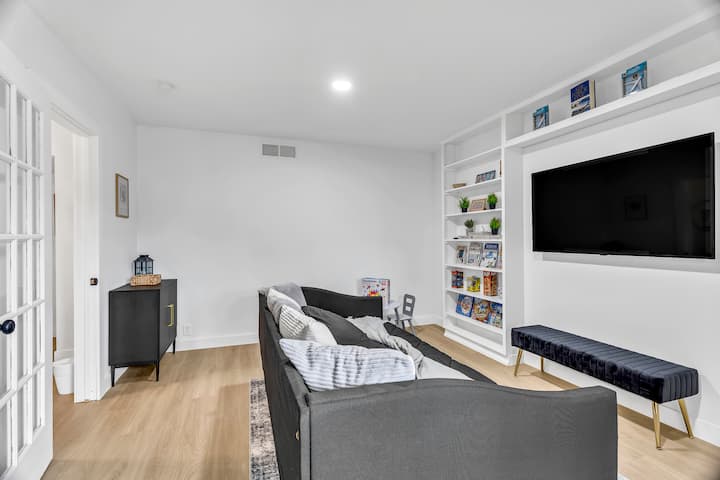 Hravé a pokojné: ponúka dvojitú posteľ s pamäťovou penou, maľovanky pre všetky vekové kategórie a 55-palcovú inteligentnú televíziu s rodinnými hrami.