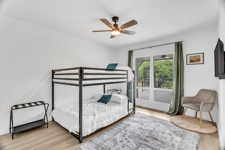 Zábavné a funkčné! Plnohodnotné poschodové postele a namontovaná inteligentná televízia - skvelá pre deti alebo skupiny.
