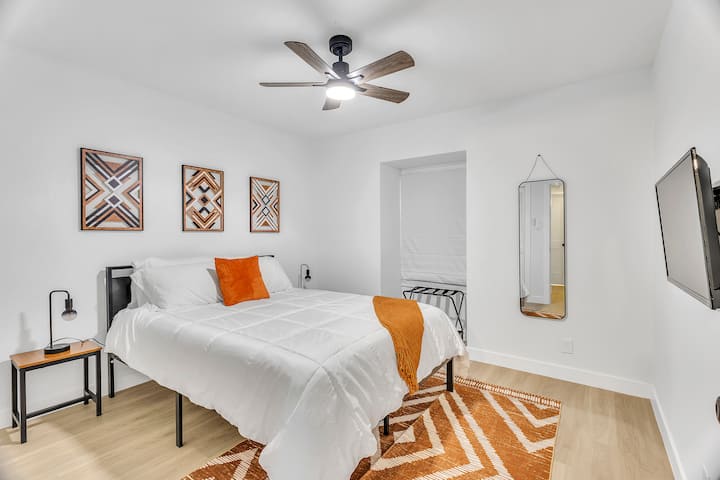 Pohodlie sa stretáva so zábavou s útulnou manželskou posteľou Queen a inteligentnou televíziou pre páry alebo sólo cestovateľov.