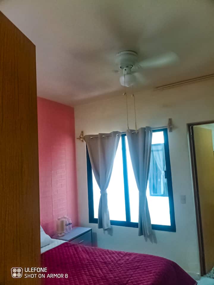 RECAMARA QUE CUENTA CON VENTANA AL EXTERIOR, CORTINA QUE PROTEGE DE LA LUZ Y VENTILADOR DE TECHO