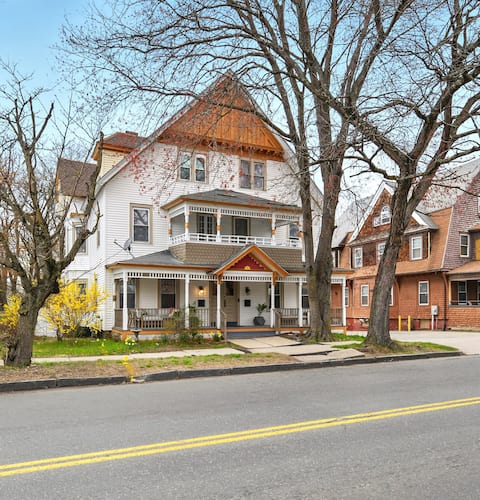 Saint James Manor | Sleeps 24 in Style & Comfort