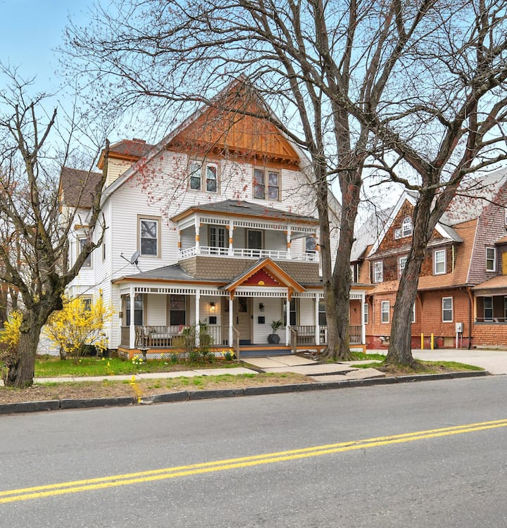 Saint James Manor | Sleeps 20+ In Style & Comfort - Springfield, MA