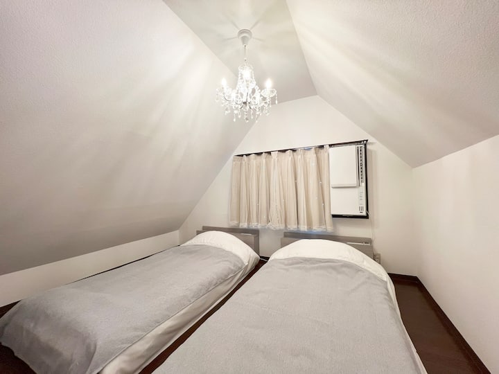 Loft房间。两张单人床。因为有发光的墙纸，所以晚上星空会铺开！