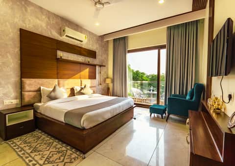 Luxury 3BHK I PetOKI AC-Kitchen-Balcony-Netflix-CarPark