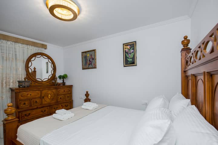 Dormitorio 2:

Una cómoda habitación privada con una cama tamaño queen y un baño privado con ducha.