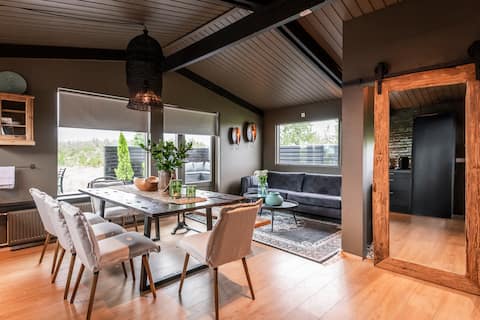 3BR | 1BATH |Golden Cir |HotTub |Patio| Lake view