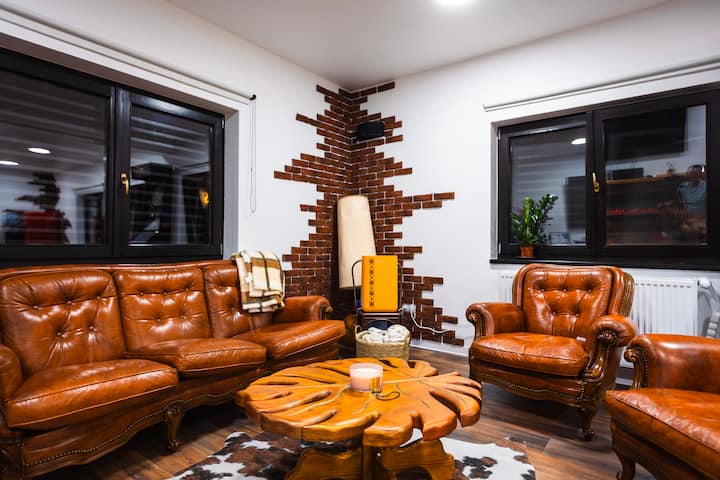 Casa Antineea - 
Hodină șI Piscină! - Dorna Candrenilor