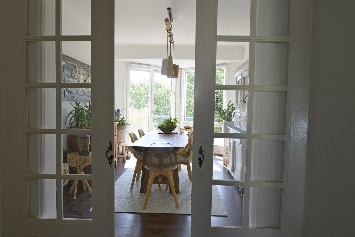 غرفة المعيشة هي منطقة للاسترخاء أو اللعب؛ ولكنها أيضًا مساحة عمل.  لقد صممت هذه الغرفة بروح الرفاهية، مستوحاة بالتأكيد من شغفي بالسفر.  متاح على مدار 24 ساعة للضيوف